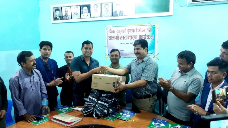मनहरी गाँउपालिकाद्धारा पत्रकार महासंघ मकवानपुरलाई प्रोजेक्टर सहित बिभिन्न सामाग्री सहयोग